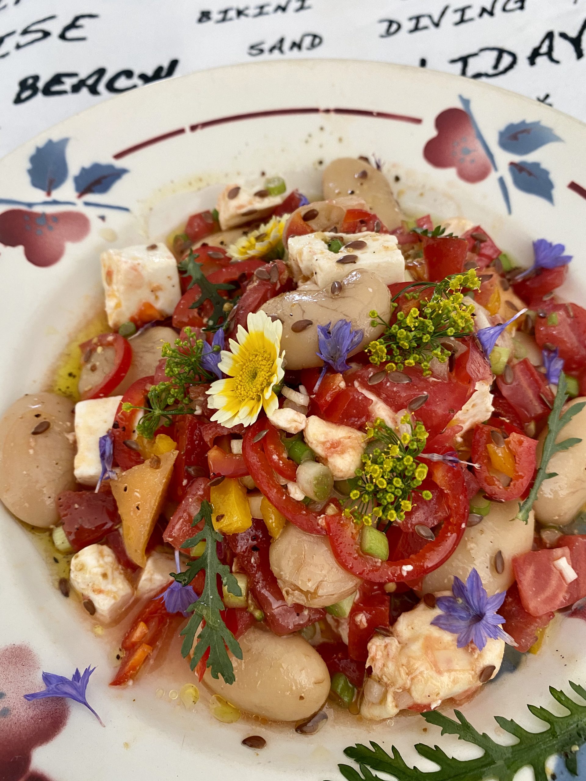 salade de haricots aux fleurs comestibles