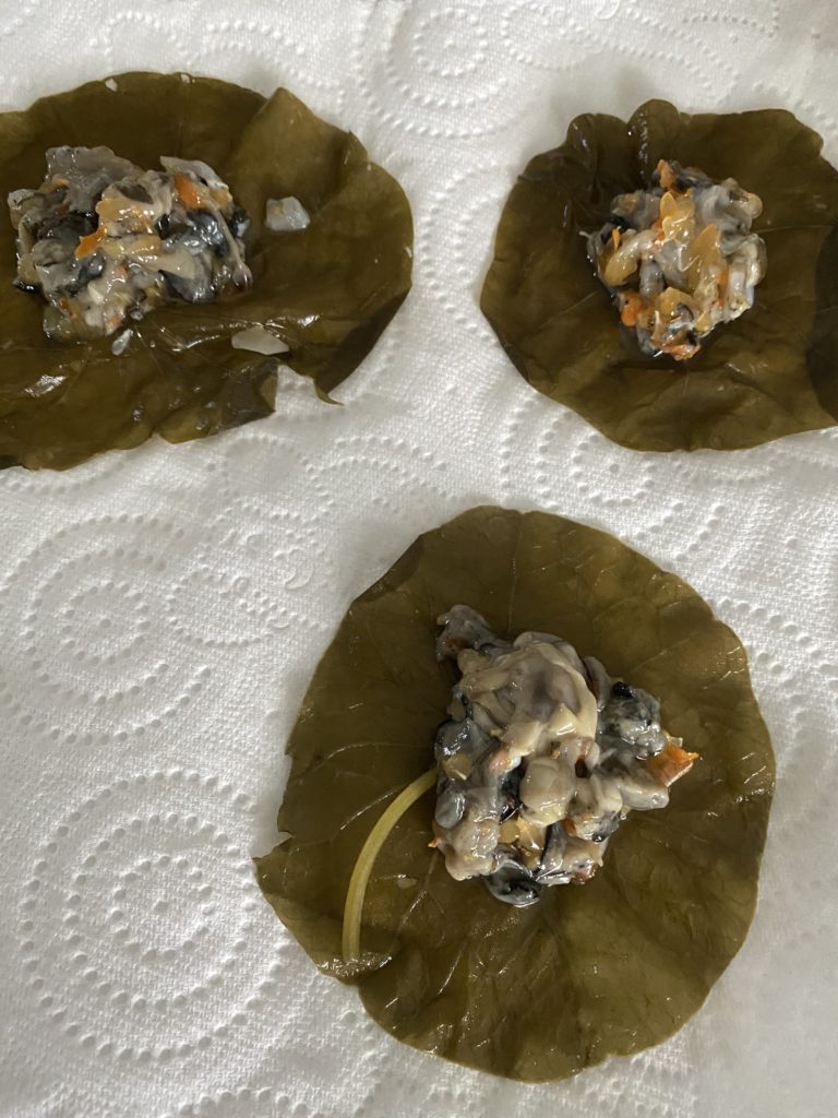 tartare d'huîtres en feuilles de capucines saumurées