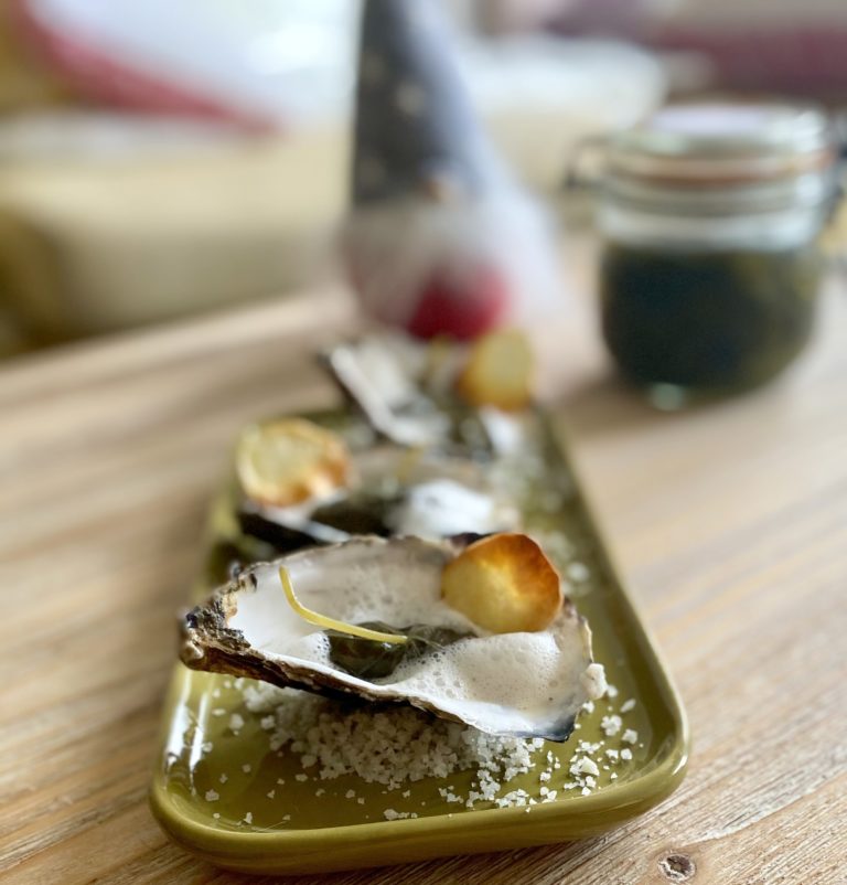 tartare d'huîtres en feuilles de capucines saumurées